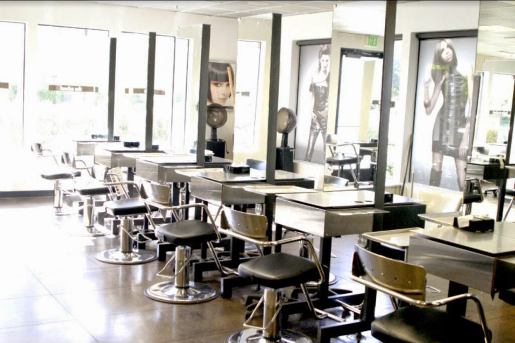 Paul Mitchell the School at 欧美三级片 - cosmetology stations
